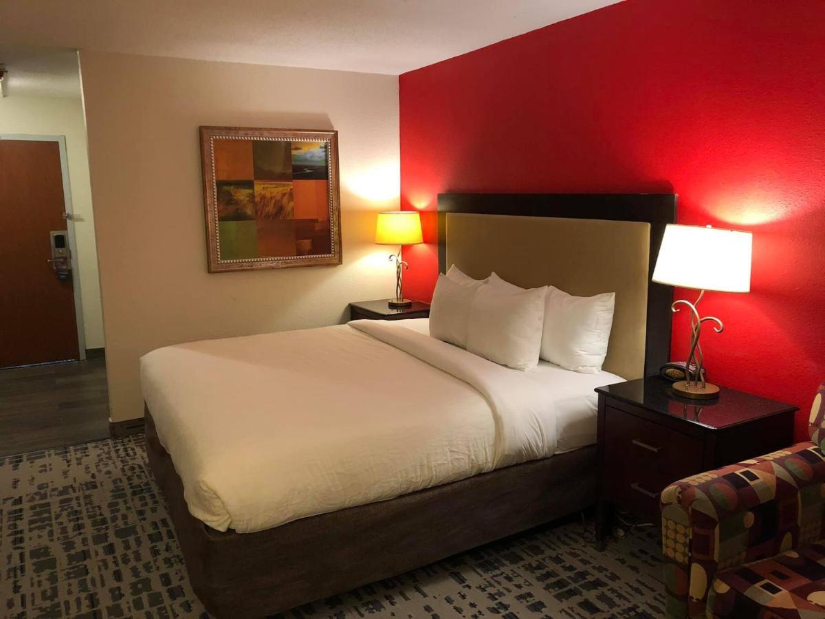 Baymont By Wyndham Ferndale/Royal Oak Hotel Bagian luar foto