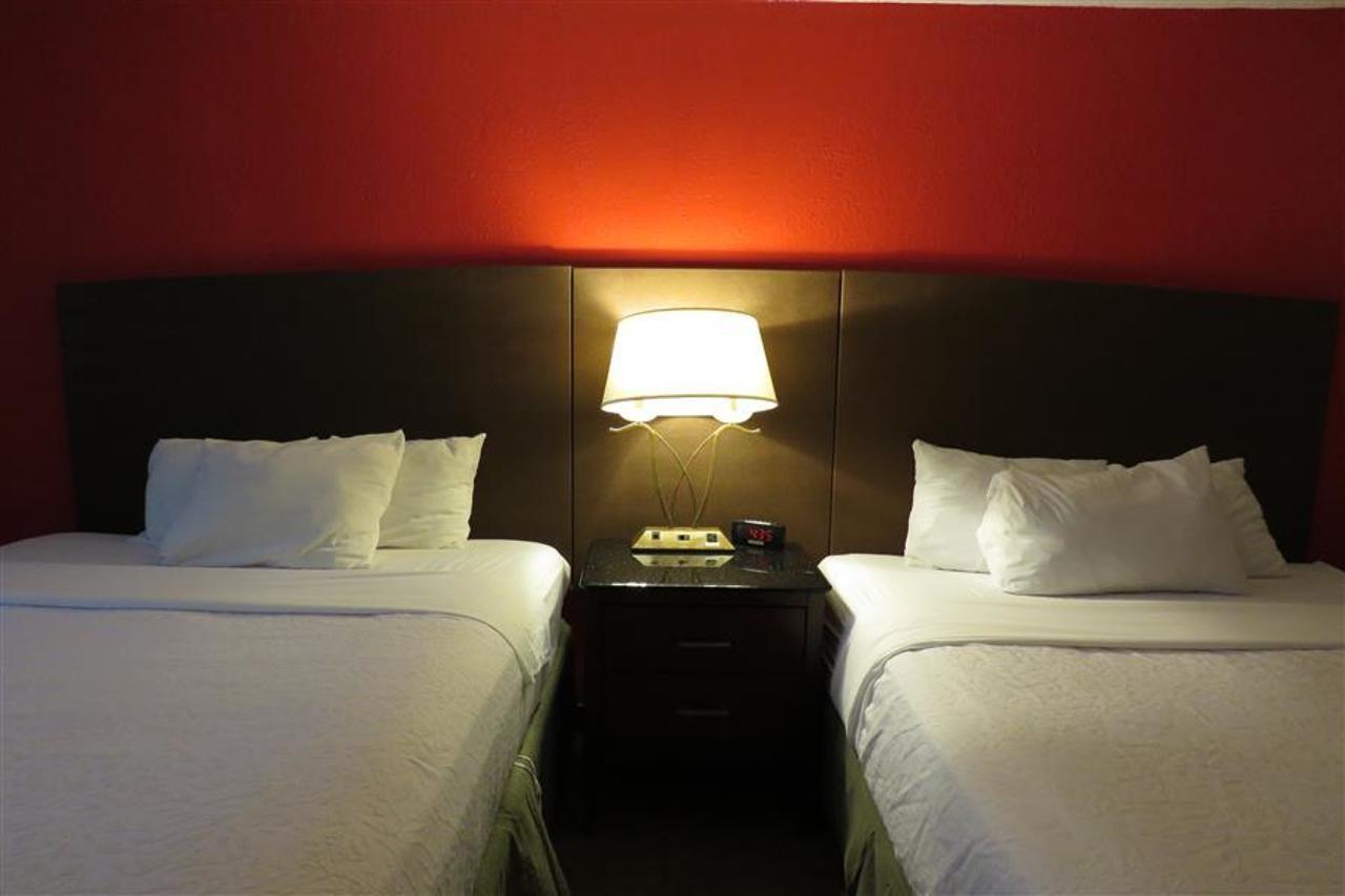 Baymont By Wyndham Ferndale/Royal Oak Hotel Bagian luar foto