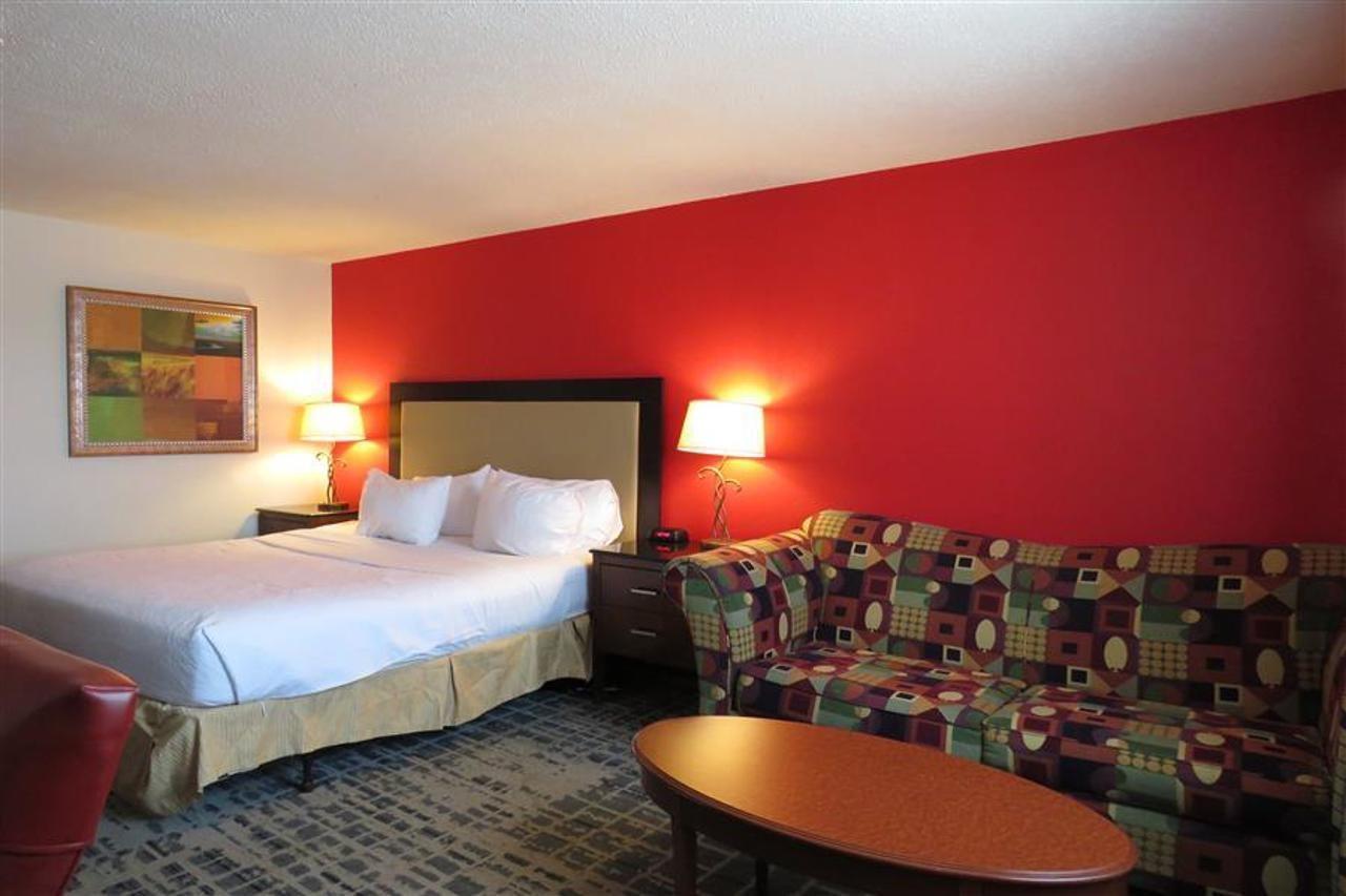 Baymont By Wyndham Ferndale/Royal Oak Hotel Bagian luar foto