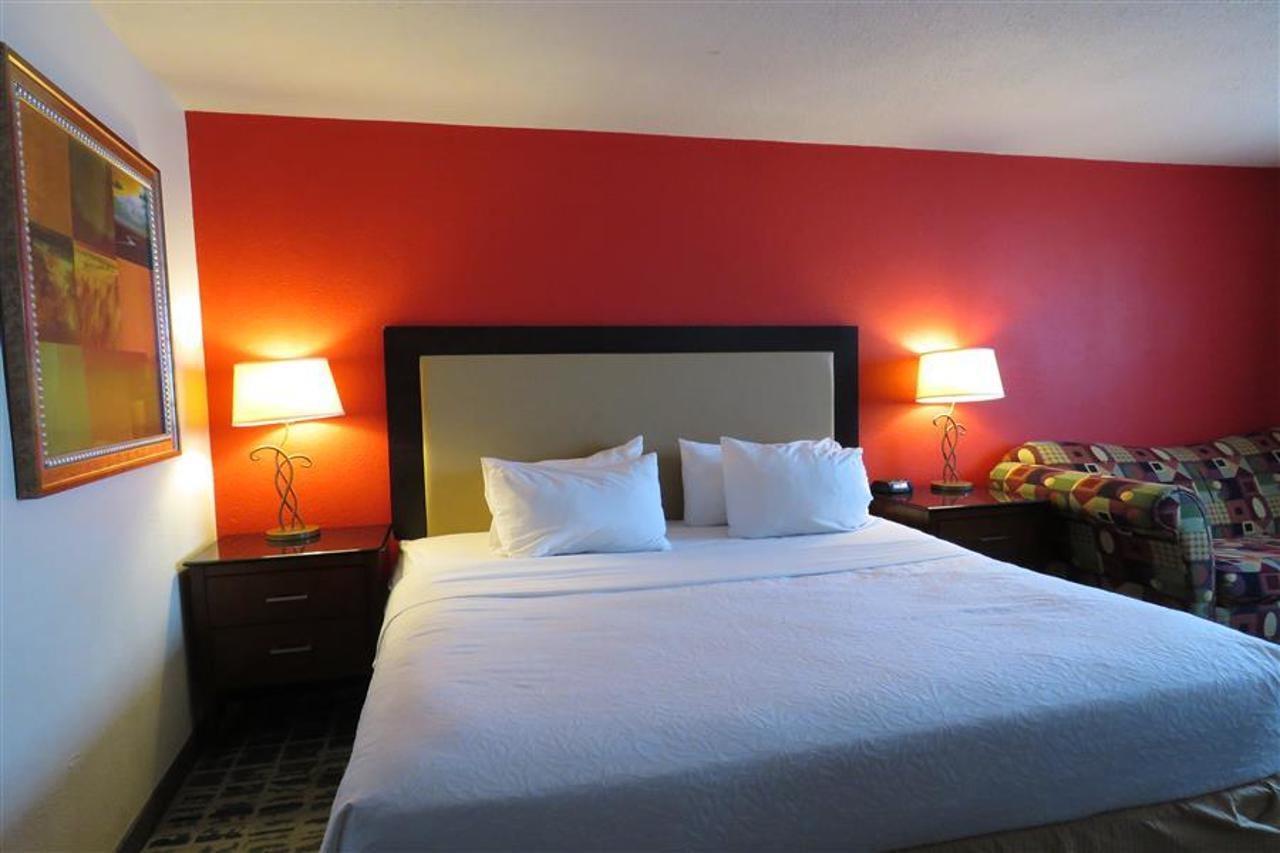 Baymont By Wyndham Ferndale/Royal Oak Hotel Bagian luar foto