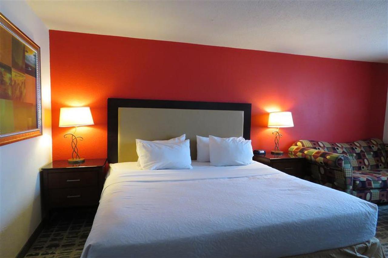 Baymont By Wyndham Ferndale/Royal Oak Hotel Bagian luar foto