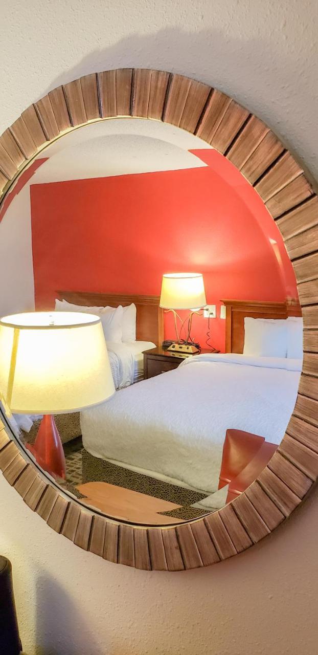 Baymont By Wyndham Ferndale/Royal Oak Hotel Bagian luar foto