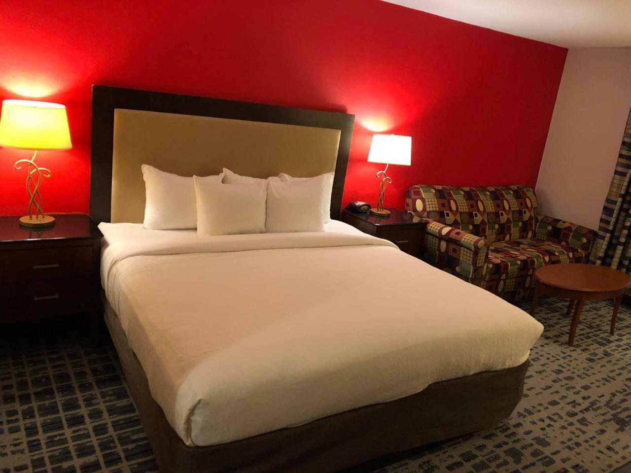 Baymont By Wyndham Ferndale/Royal Oak Hotel Bagian luar foto
