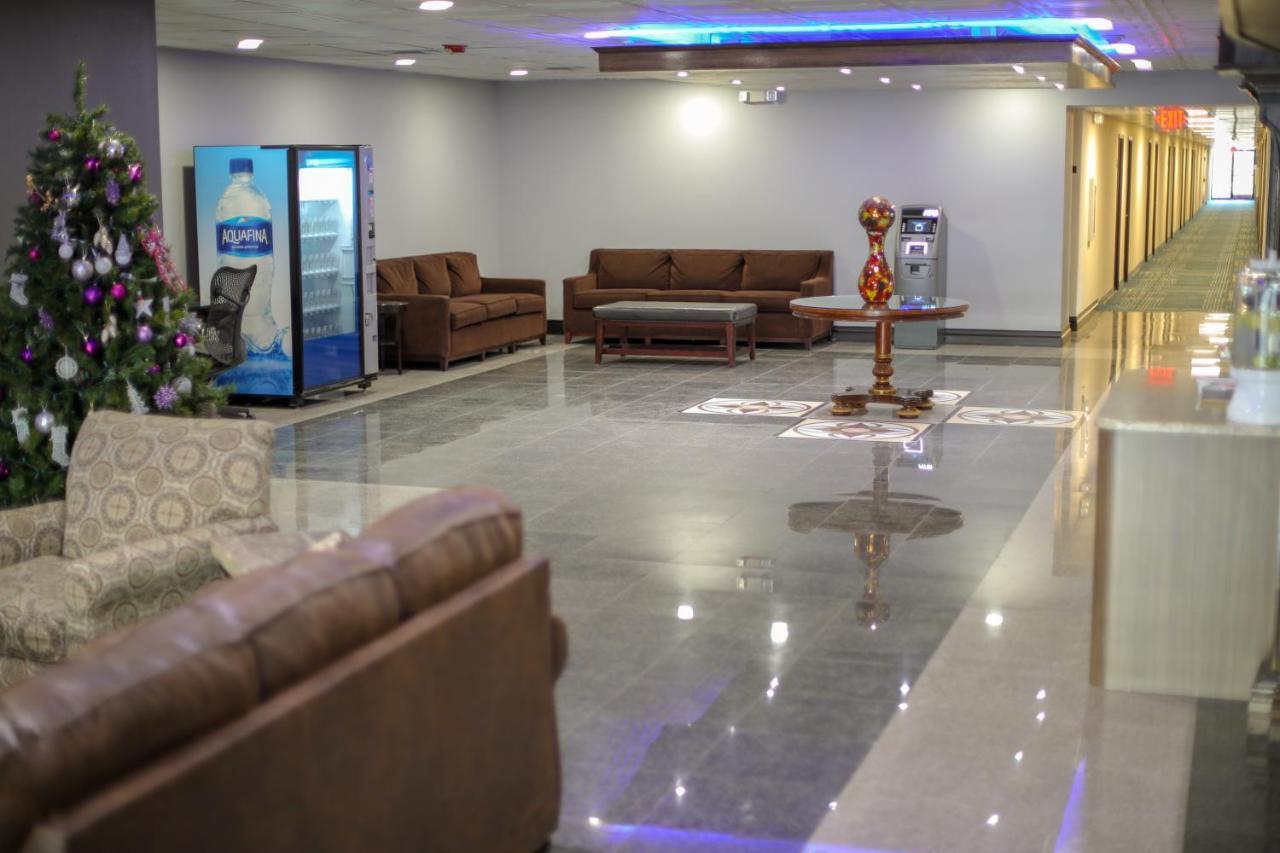 Baymont By Wyndham Ferndale/Royal Oak Hotel Bagian luar foto